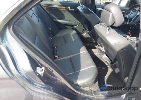 2014 Mercedes-Benz C 250 Sport z USA, uszkodzony, nr VIN WDDGF4HB3ER314082